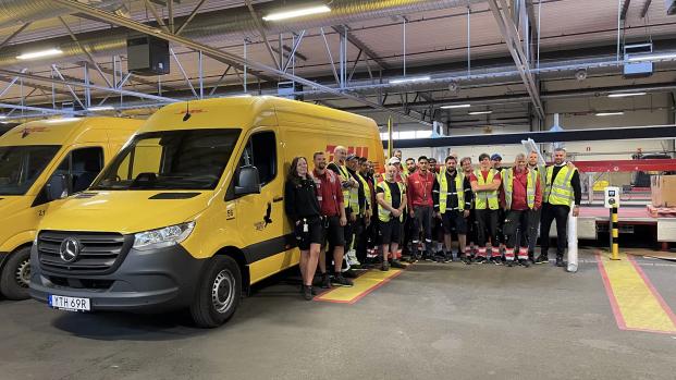 Teamet på Falkenklev Logistik vid leveransen av den nya ellastbilen. 
