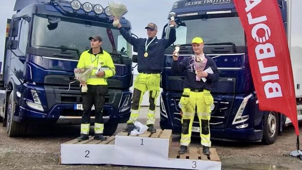 Vinnaren Helmer Axelsson på prispallen med tvåan Alfons Stergren Grenfeldt och trean Hugo Johansson.