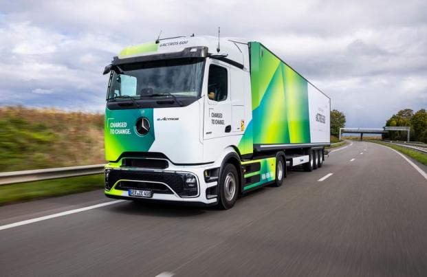 Mercedes-Benz eActros m&ouml;jligg&ouml;r nu tunga eltransporter upp till 64 ton i Sverige.
