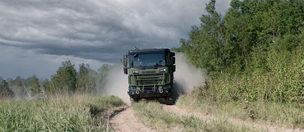 En Scania logistiklastbil k&ouml;r i terr&auml;ng under tester. Fordonet &auml;r utvecklat f&ouml;r h&ouml;g mobilitet, robusthet och tillf&ouml;rlitlig transport i kr&auml;vande operativa milj&ouml;er.