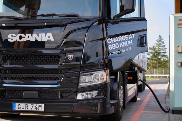 Scania har framg&aring;ngsrikt demonstrerat en av v&auml;rldens f&ouml;rsta vehicle-to-grid-implementeringar (V2G) f&ouml;r tunga kommersiella fordon med hj&auml;lp av Megawatt Charging System (MCS).