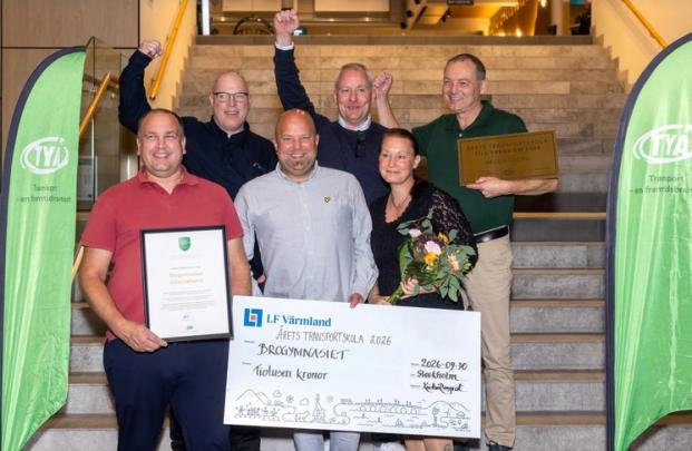 Glada representanter fr&aring;n Brogymnasiet i Kristinehamn tog emot priset. &Ouml;vre raden: Fredrik Ahlqvist, Johan Hedstr&ouml;m och Putte Myklebust. Nedre raden: Henrik Moberg, Freddie W&aring;hlberg och Sophia Sleth.