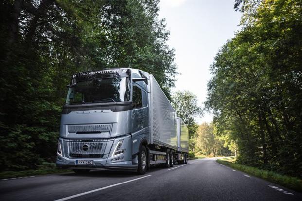 <span>Volvo investerar i b&aring;de nya br&auml;nsleeffektiva f&ouml;rbr&auml;nningsmotorer och elektriska lastbilar f&ouml;r att m&ouml;ta kundernas behov.</span>