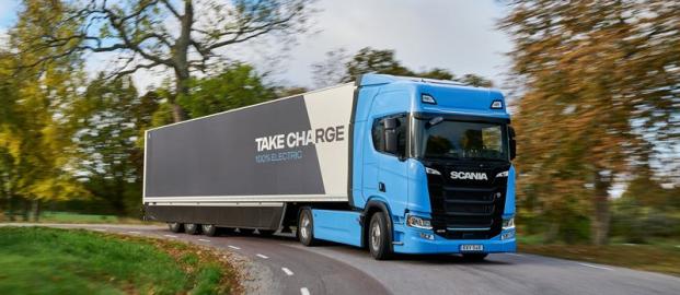 Scania batterielektriska lastbil i fj&auml;rrtransportuppdrag. Scania breddar nu sitt erbjudande inom elektrifierade transporter med en ny batterimodul under hytten och Megawatt Charging System (MCS), vilket g&ouml;r det m&ouml;jligt f&ouml;r transportf&ouml;retag att optimera lastkapacitet, r&auml;ckvidd och laddstrategi.
